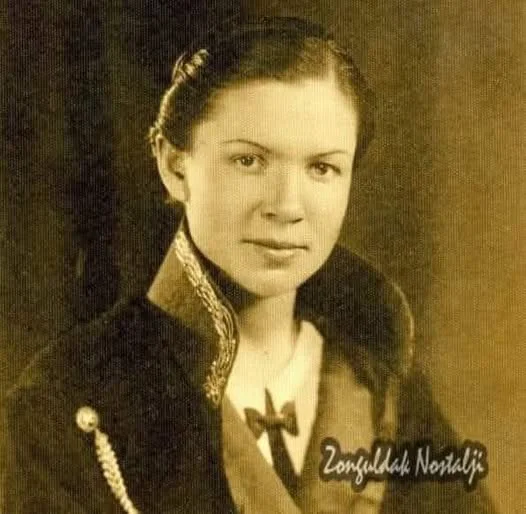 Türkiye'nin İlk Kadın Hakimi Mürüvet Hanım (Yener) Göreve Başladı.