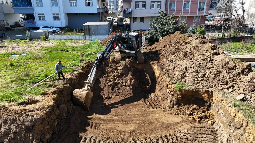 KARAPINAR MAHALLESİNE YAPILACAK KREŞ İÇİN İLK KAZMA VURULDU