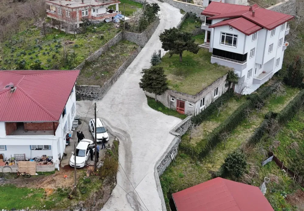 EYÜPLÜ’DE BELEDİYE VATANDAŞ EL ELE VERDİ, YILLARIN YOL SORUNU ÇÖZÜLDÜ