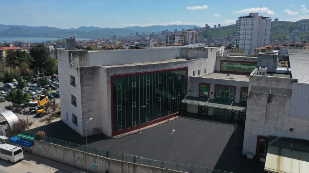 FATSA’DA HASTANE ÖNÜ SICAK ASFALTLA YENİLENİYOR