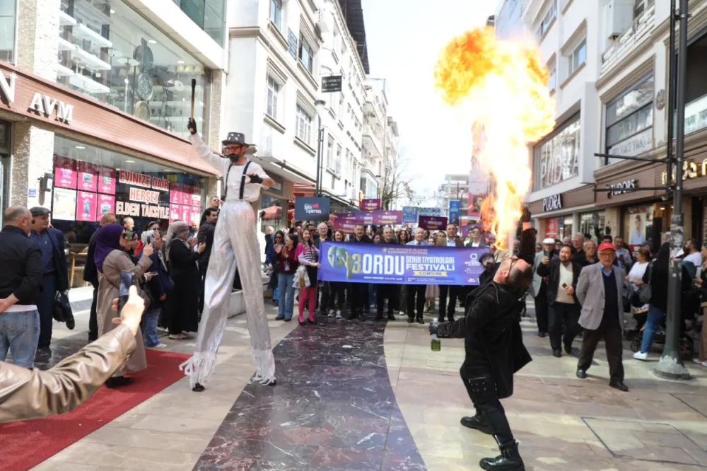 TİYATRO FESTİVALİ GÖRKEMLİ BAŞLADI