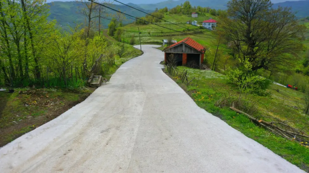 AKKUŞ KUŞÇULU MAHALLESİNDE BETON YOL SEVİNCİ
