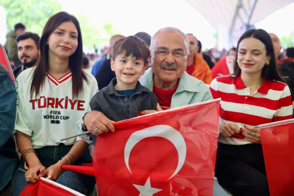 BAŞKAN GÜLER, MİLLİ MAÇ COŞKUSUNU VATANDAŞLARLA PAYLAŞTI