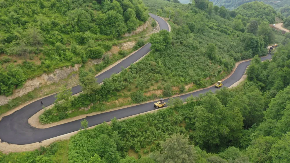 BÜYÜKŞEHİRDEN GÜRGENTEPE-GÖLKÖY BAĞLANTI YOLUNA SICAK ASFALT