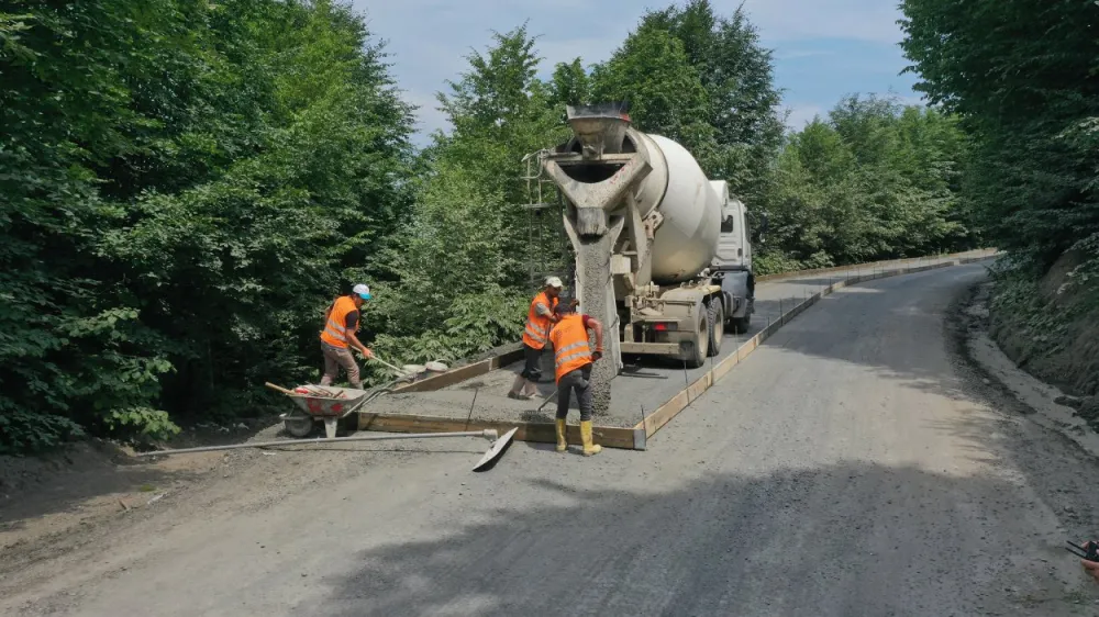 BÜYÜKŞEHİRDEN ÜÇ İLÇEYİ BAĞLAYAN YOLDA BETON HAMLESİ