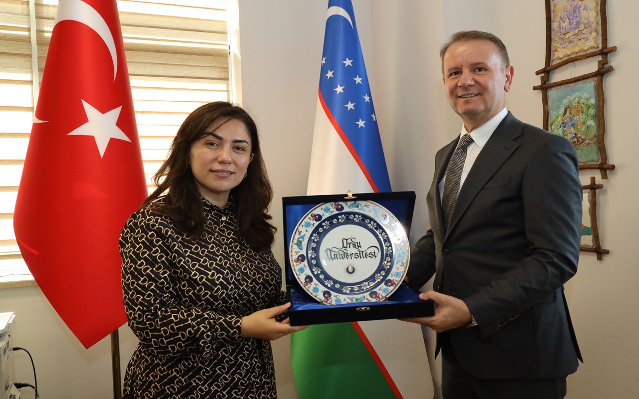 Semerkant Devlet Pedagoji Üniversitesi Negmatova’dan Rektör Baş’a Ziyaret