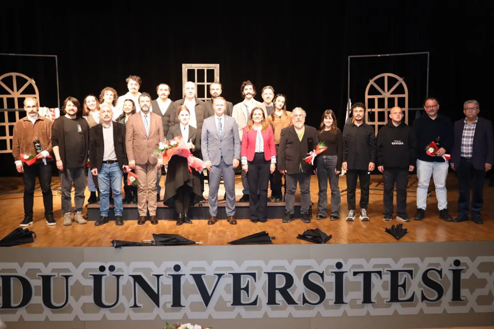 “Kırmızı Pazartesi" Oyunu Sahnelendi