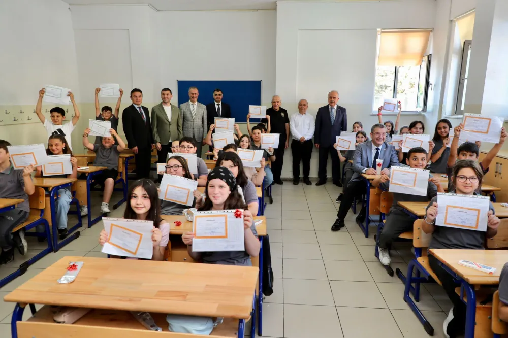 Vali Erol, Öğrencilerin Karne Heyecanını Paylaştı