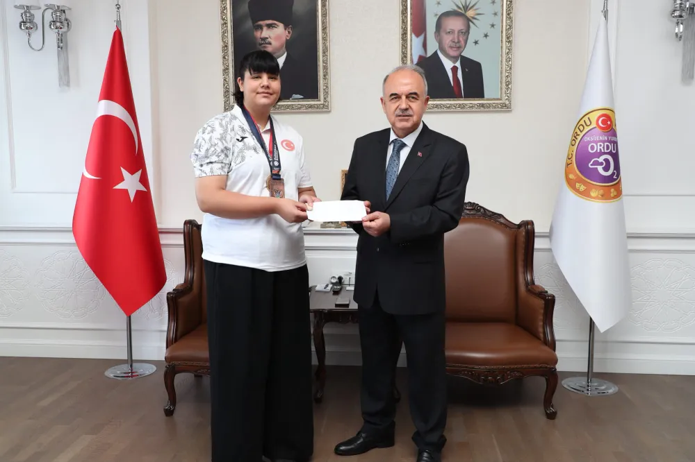 Vali Erol, Şampiyon Sporcuyu Tebrik Etti